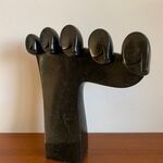 Modern abstract sculptuur van zwarte steen  gesigneerd M. NYAMAPE